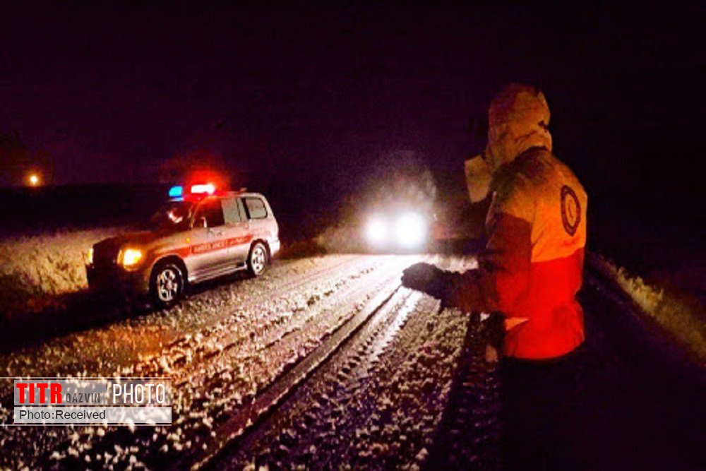 امدادگران 4 فرد گرفتار در برف در شهرستان بوئین زهرا را نجات دادند