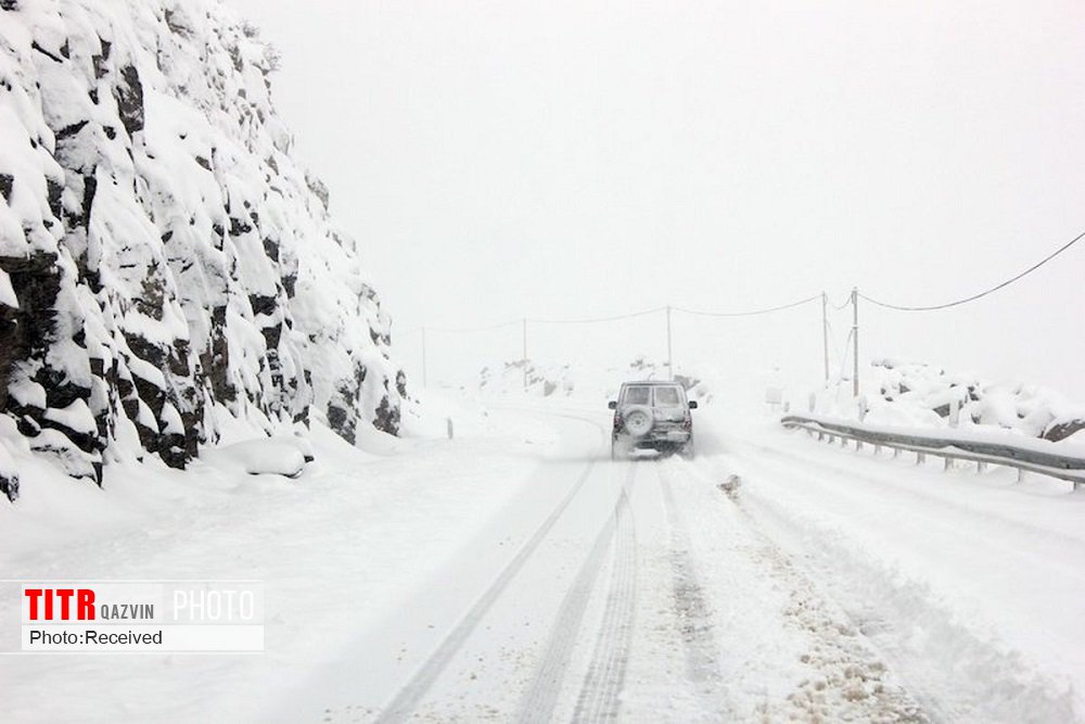 برف و کولاک راه 108 روستای قزوین را مسدود کرد