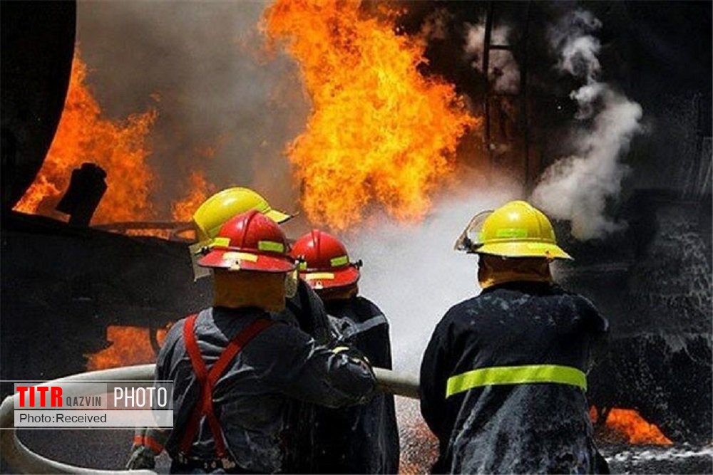 مهار آتش سوزی در یک واحد صنعتی حاشیه آزادراه قزوین-کرج
