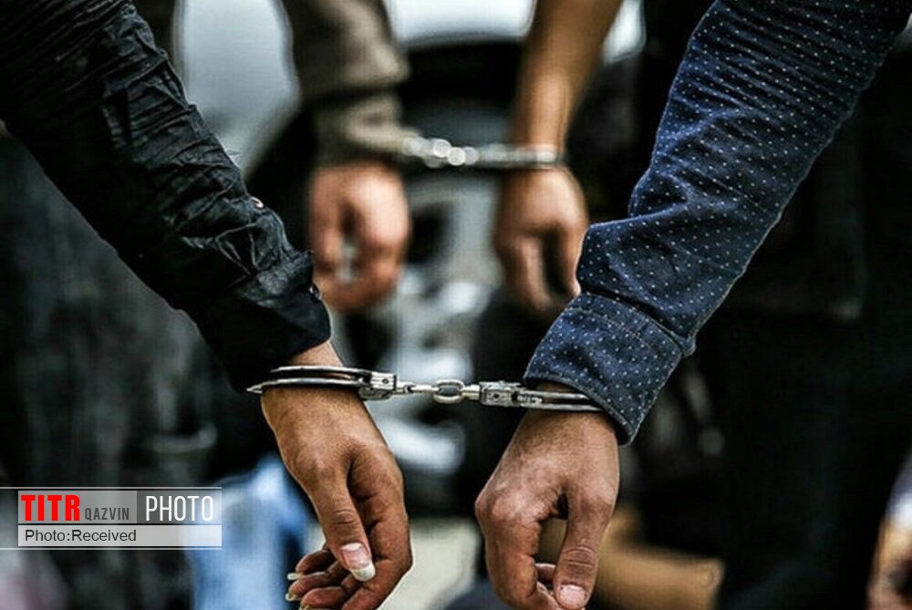 دستبند پلیس قزوین بر دستان عاملان بی نظمی و نزاع در خیابان تبریز