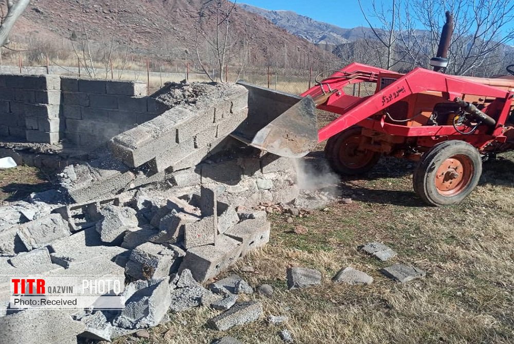 15 ساخت و ساز غیرمجاز در آوج تخریب شد