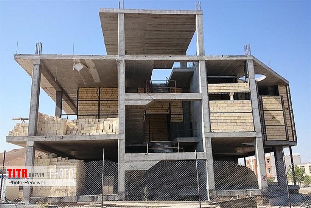 توقف عملیات ساخت یک ساختمان ناایمن در تاکستان 