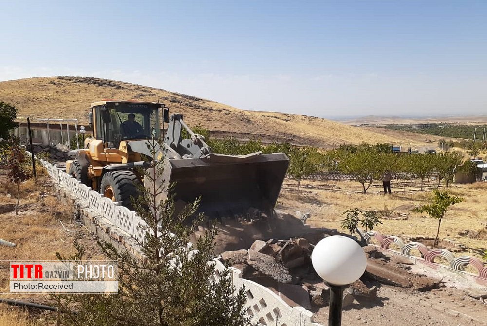 سه بنای غیر مجاز در اراضی کشاورزی قزوین تخریب شد