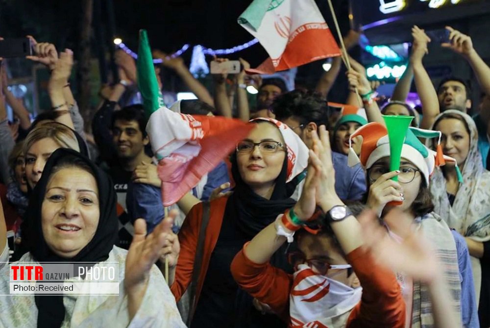 جشن و شادی شهروندان قزوینی بعد از پیروزی تیم ملی فوتبال ایران
