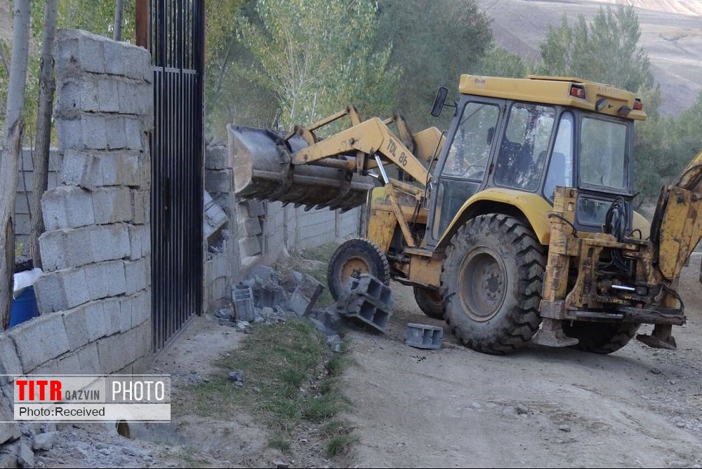 31 بنای غیرمجاز در اراضی کشاورزی بوئین زهرا تخریب شد