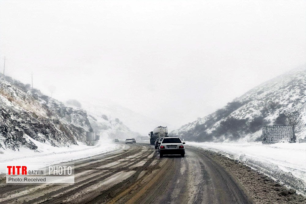 تردد در آزادراه های قزوین به علت کولاک برف به کندی انجام می شود
