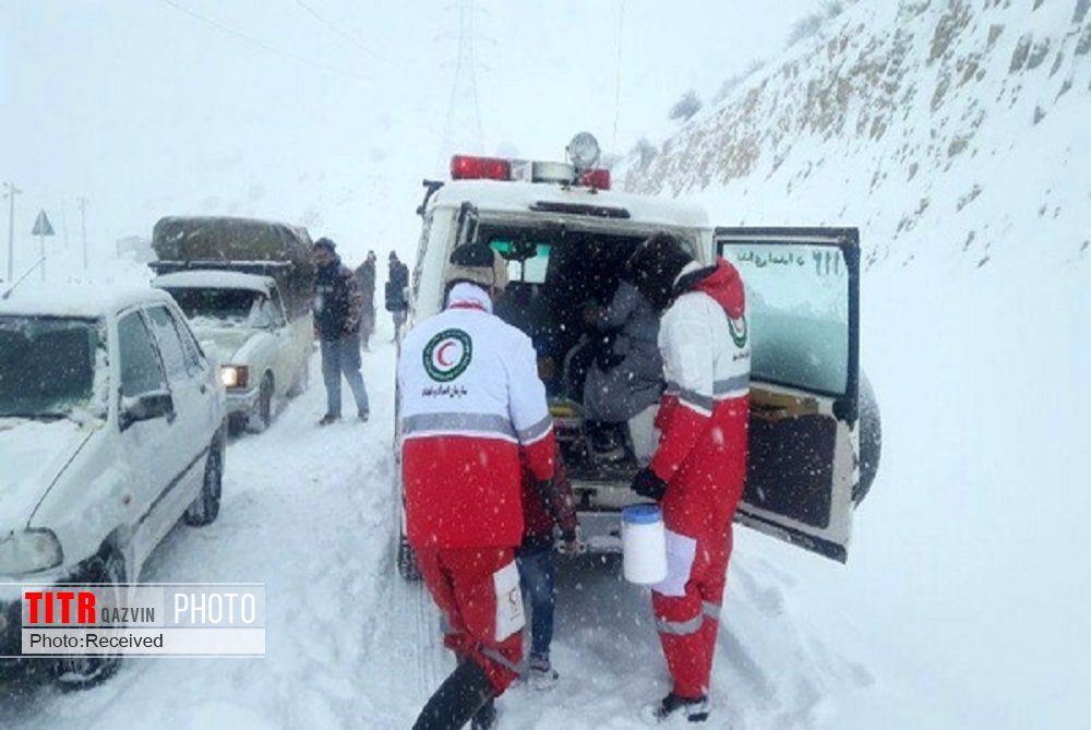 امداد رسانی به مادر باردار گرفتار در برف قزوین