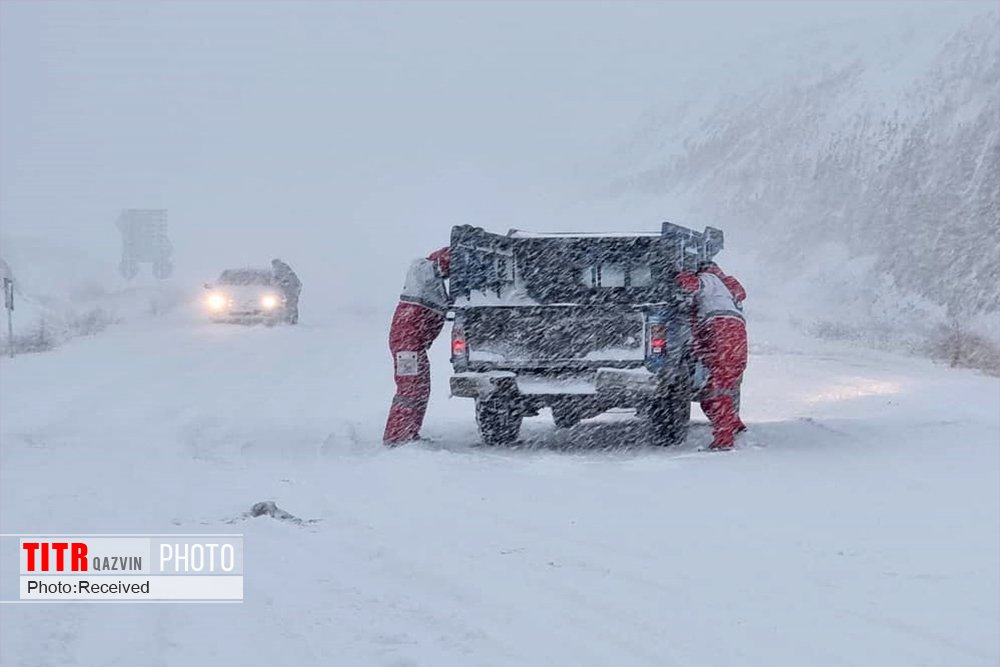 19 نفر از افراد گرفتار در برف و کولاک اتوبان قزوین-تنکابن نجات یافتند