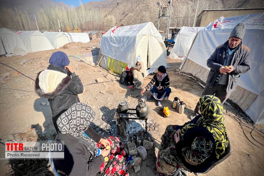 توزیع سه هزار چادر بین زلزله زدگان شهرستان خوی