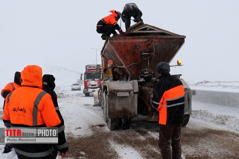 نمک پاشی مسیرهای برف‌گیر استان قزوین 