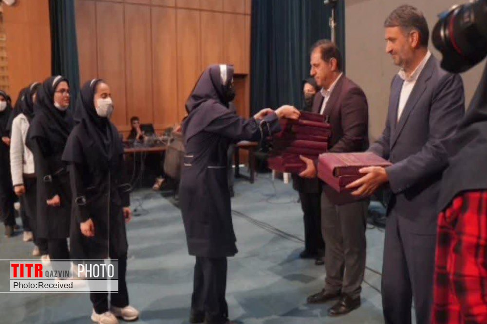 اهدای تخته‌نرد به دانش‌‌آموزان مدارس سمپاد قزوین‌ در دولت انقلابی