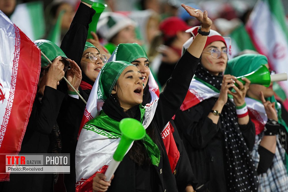 از حضور بانوان حامی تیم ملی تا برافراشته شدن پرچم سه‌رنگ ایران