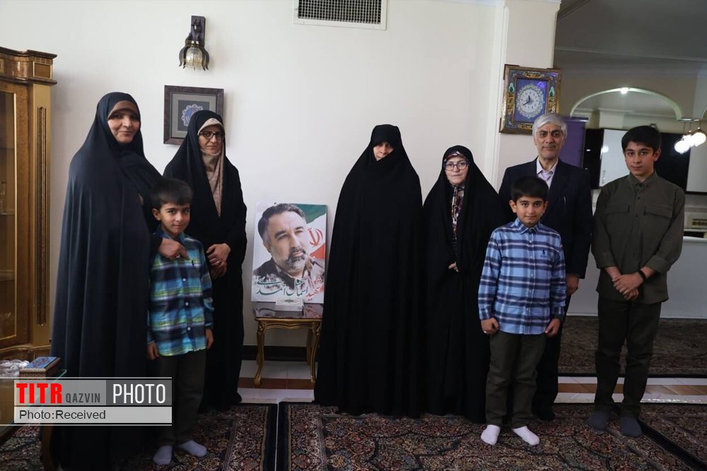 حضور وزیر ورزش در منزل شهید احمدی